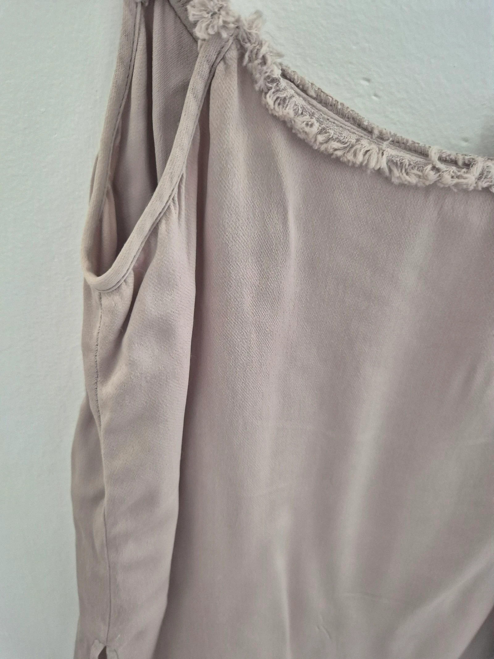 MTWTFSS WEEKDAY Top Beige con Borde Rafelado y Tirantes Finos – Talla M – photo 7